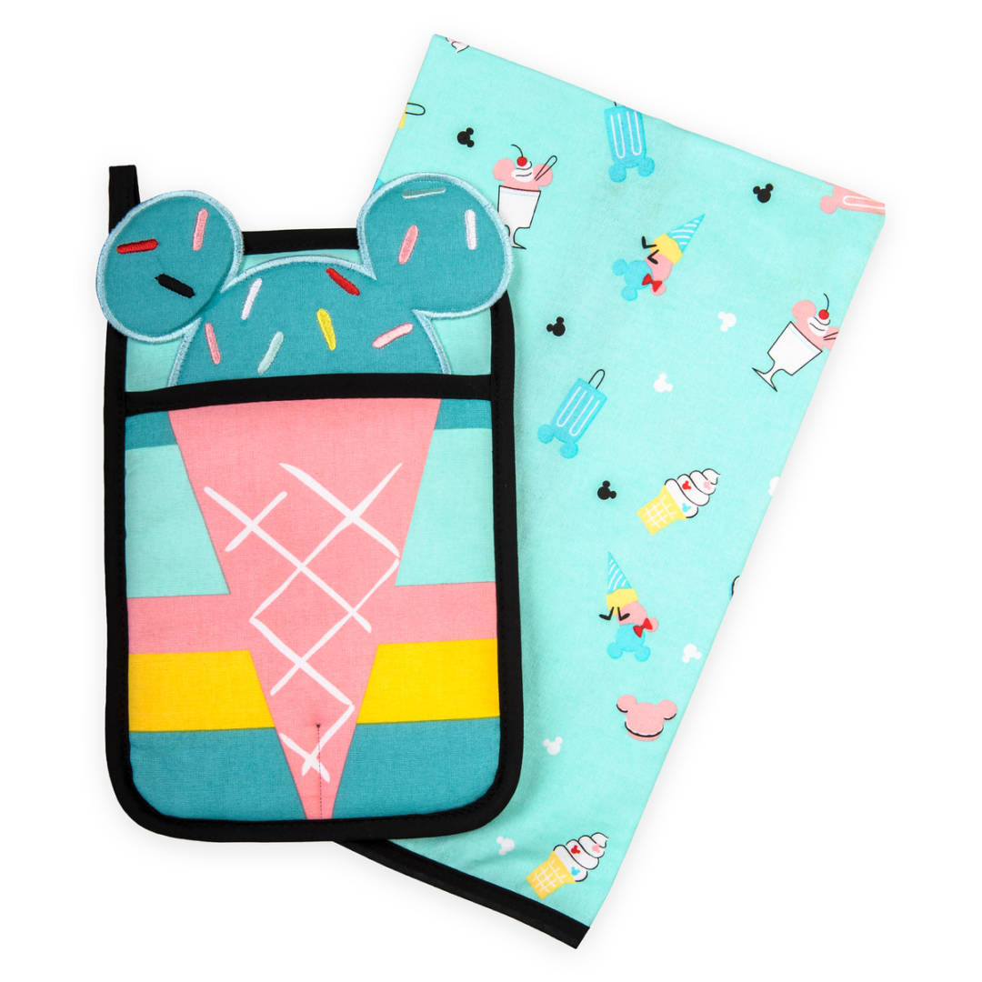 https://www.micechat.com/wp-content/uploads/2020/01/Disney-store-disney-eats-mickey-and-minnie-pot-holder-and-kitchen-towel-set.jpg