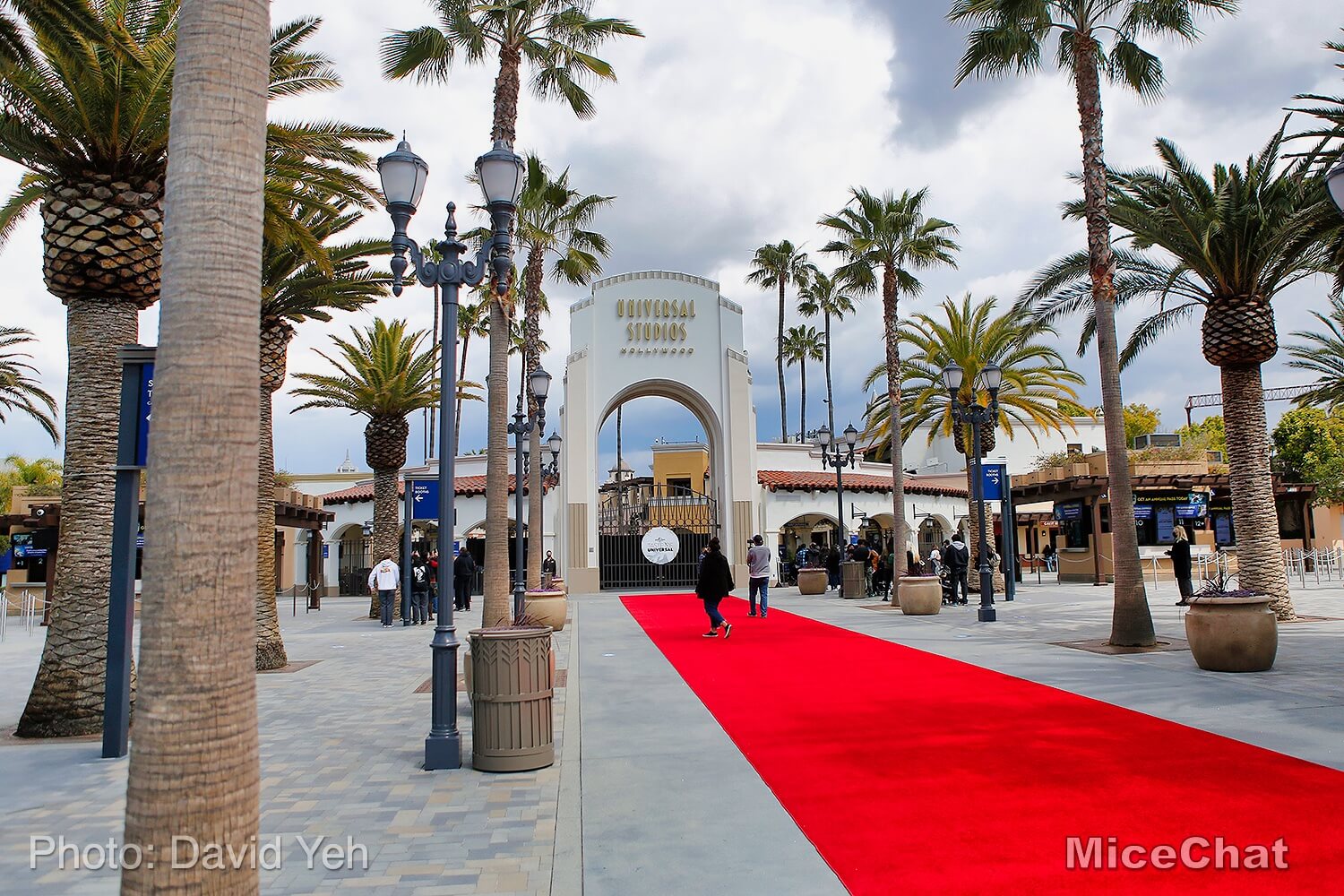 Behind The Thrills  Hello Kitty Makes Her Universal Studios Hollywood  Debut! Behind The Thrills