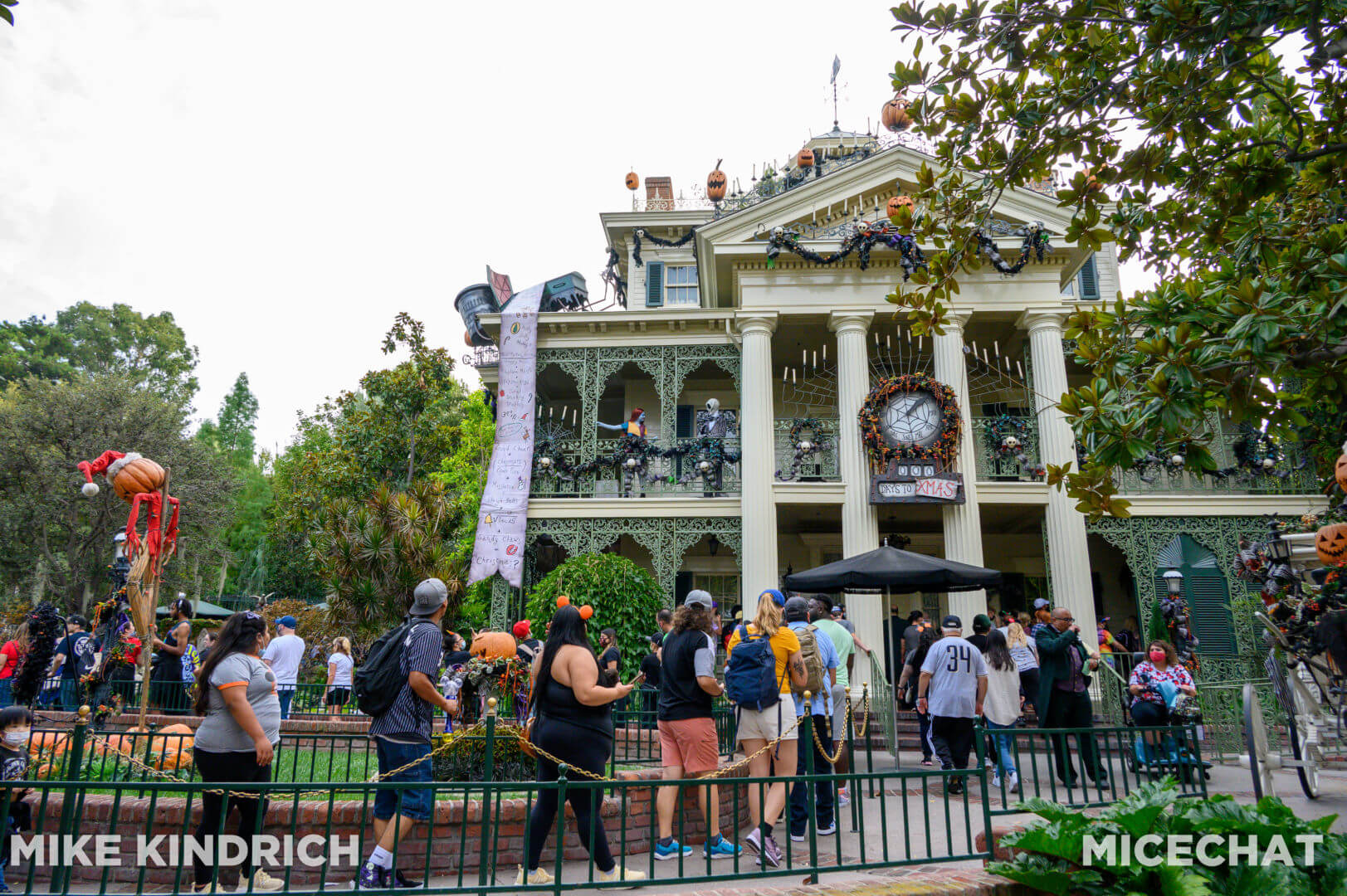 https://www.micechat.com/wp-content/uploads/2021/09/Disneyland_New-Orleans-Square_Haunted-Mansion-Holiday_Jack-and-Sally-Greeting-Guests.jpg