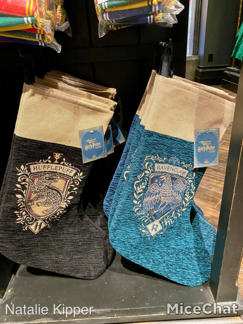 universal-studios-hollywood-wizarding-world-of-harry-potter -slytherin-and-gryffindor-wrapping-ribbon - MiceChat