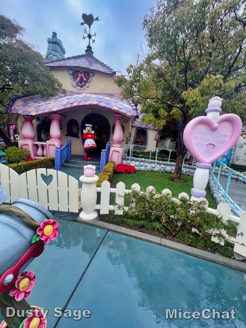 Disneyland ToonTown Christmas Minnie House 1 -micechat - MiceChat