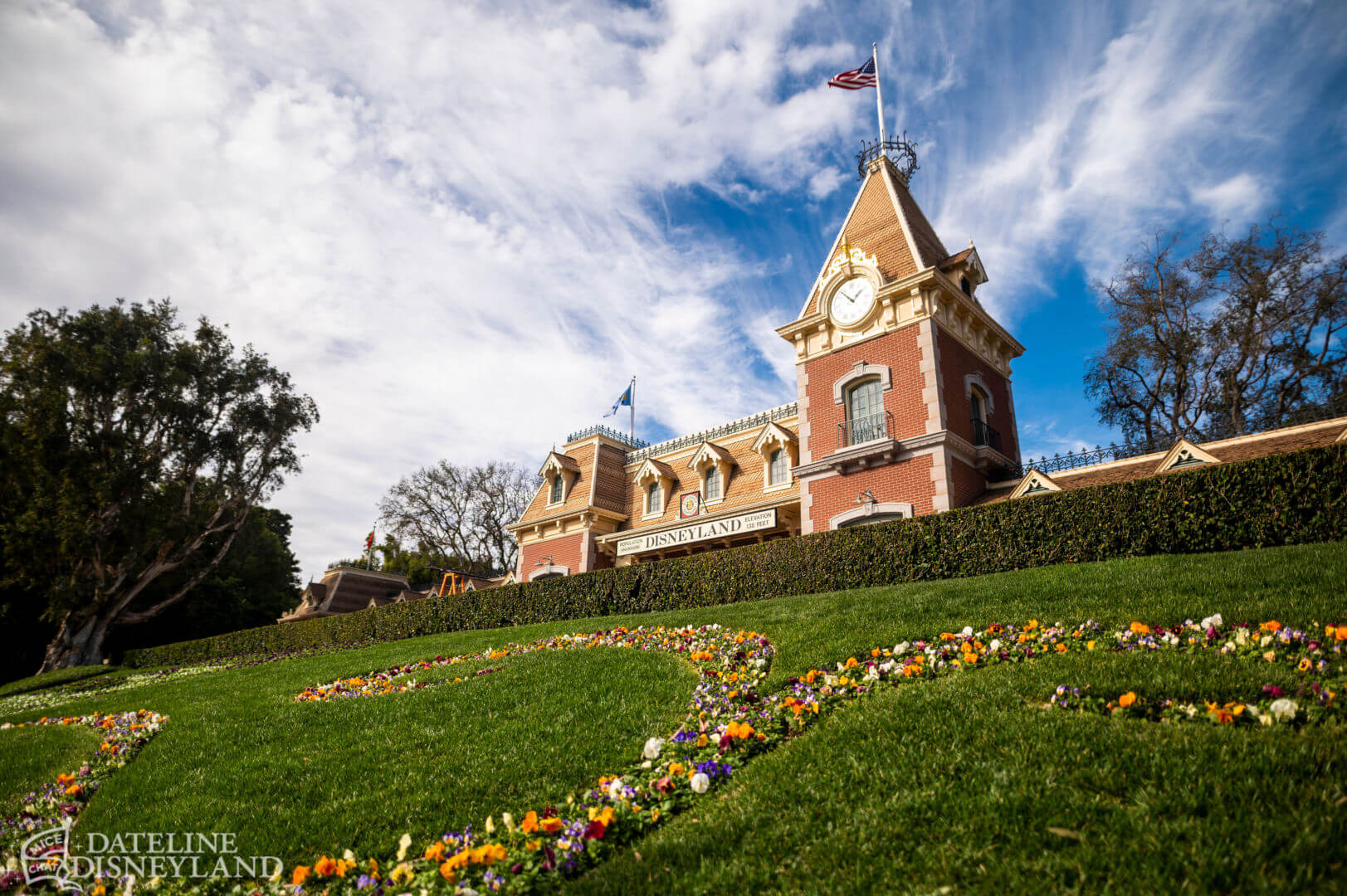 https://www.micechat.com/wp-content/uploads/2022/01/Disneyland_Main_Entrance_Main_Street_Station_Floral_Mickey_DSC_8974-4K.jpg