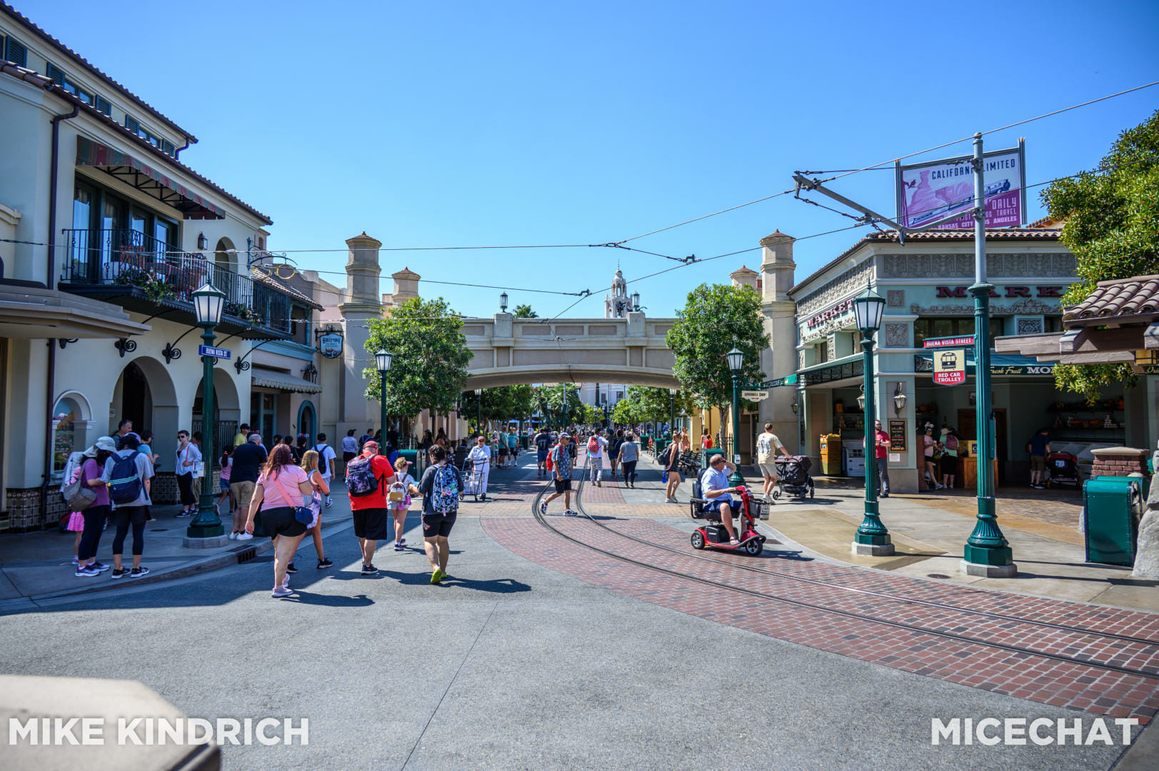 Crowds Walk From The Parking Garage At Universal Orlando Florida On A  Covered Walkway Bridge To The Entrance Stock Photo - Alamy