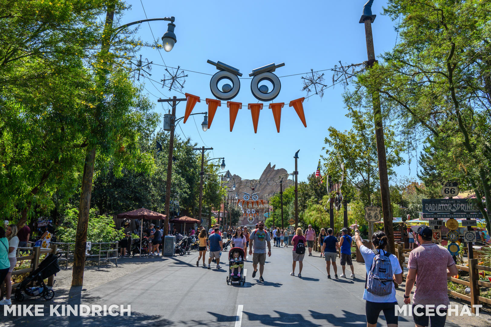 Crowds Walk From The Parking Garage At Universal Orlando Florida On A  Covered Walkway Bridge To The Entrance Stock Photo - Alamy