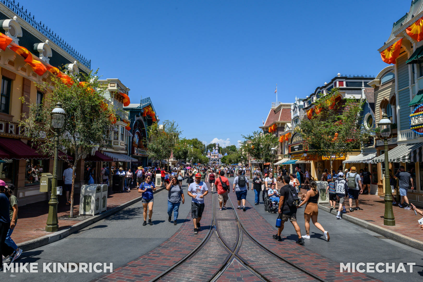 Crowds Walk From The Parking Garage At Universal Orlando Florida On A  Covered Walkway Bridge To The Entrance Stock Photo - Alamy