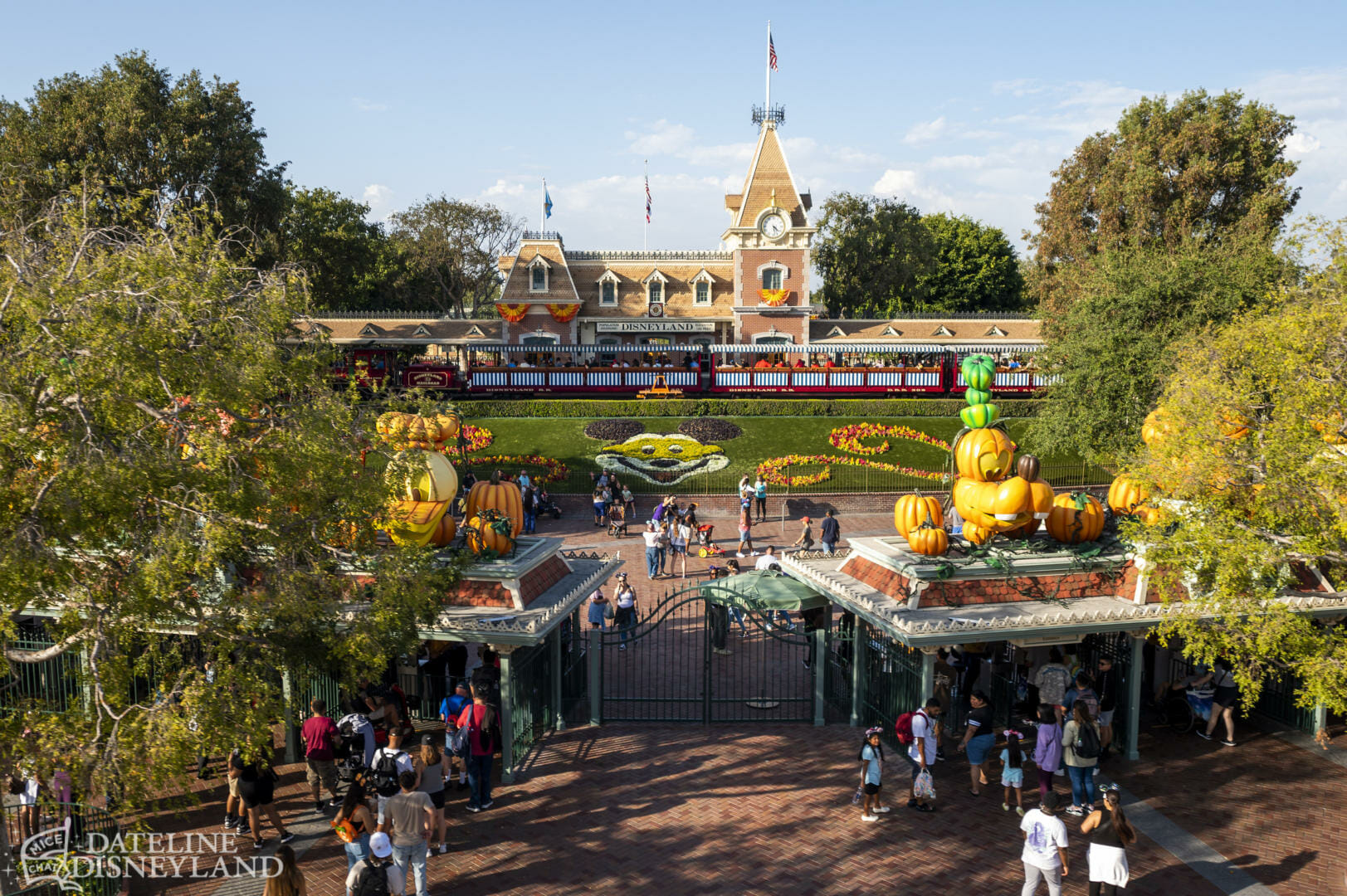 https://www.micechat.com/wp-content/uploads/2022/10/Disneyland-Main-entrance-Floral-Mickey-Halloween-Time-view-from-Monorail-DSC_3249-X5.jpg