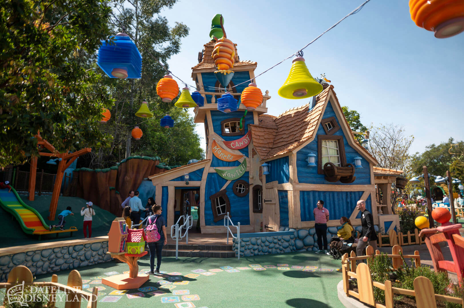 https://www.micechat.com/wp-content/uploads/2023/03/Disneyland-Mickeys-Toontown-Goofys-How-To-Play-Yard-and-House-DSC_1198-X5.jpg