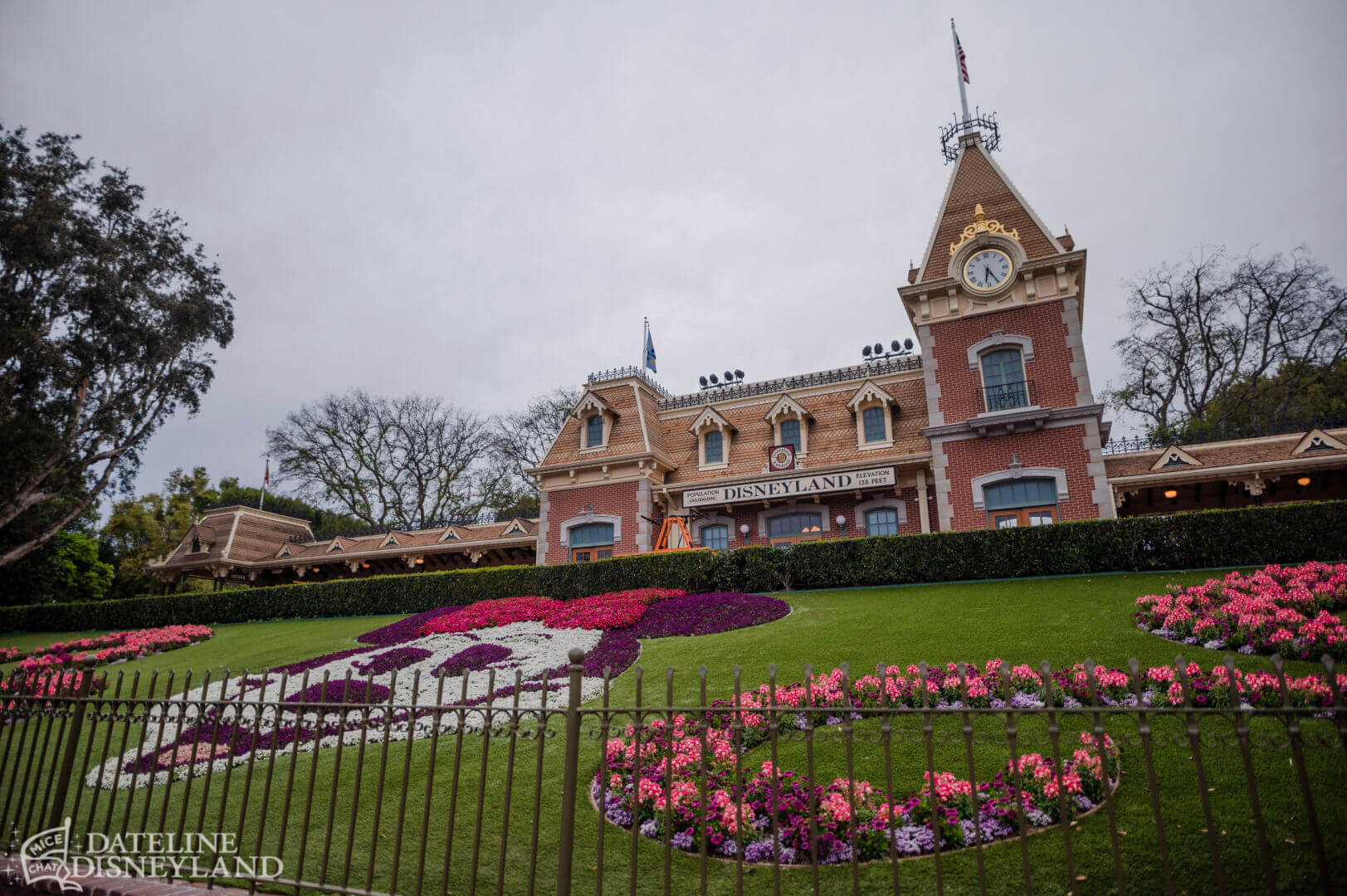 https://www.micechat.com/wp-content/uploads/2023/03/Disneyland-Minnie-Mouse-floral-Main-Street-Station-DSC_3243-X5.jpg