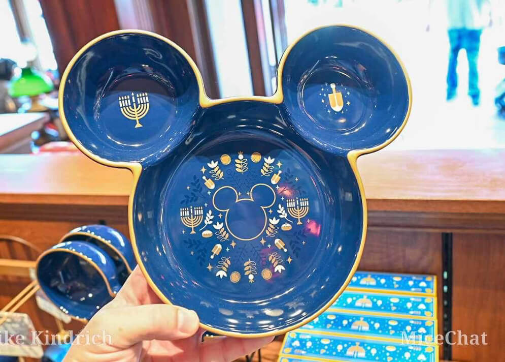 https://www.micechat.com/wp-content/uploads/2023/10/disneyland-holiday-merchandise-2023-hanukkah-mickey-mouse-icon-serving-dish.jpg