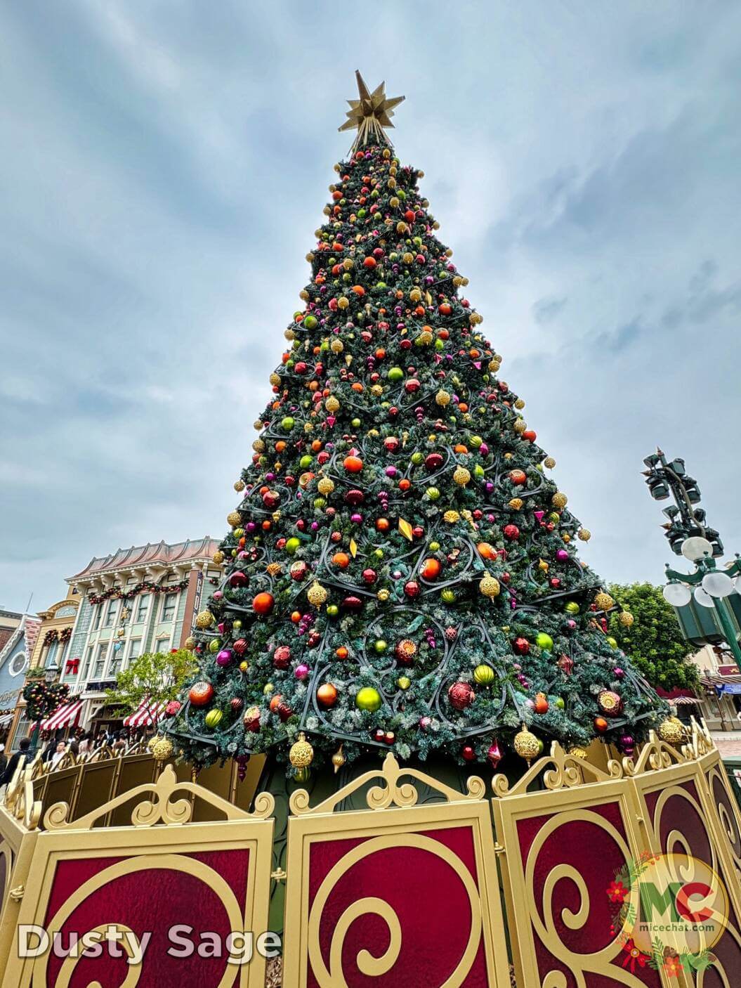 Hong Kong Disneyland town square christmas tree - MiceChat