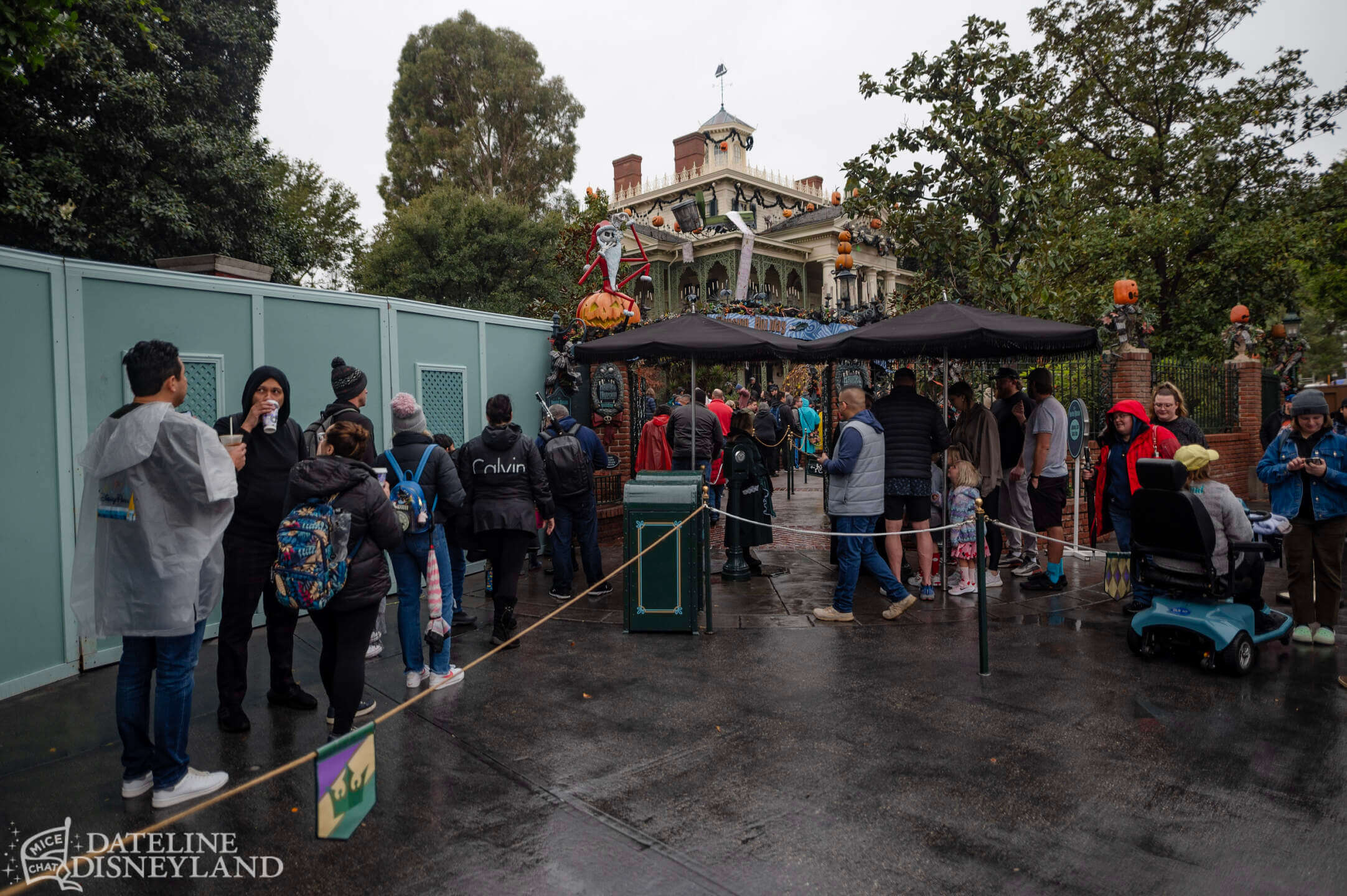 Disneyland Haunted Mansion Queue Expansion Construction Walls Dsc2729 X5 Micechat 