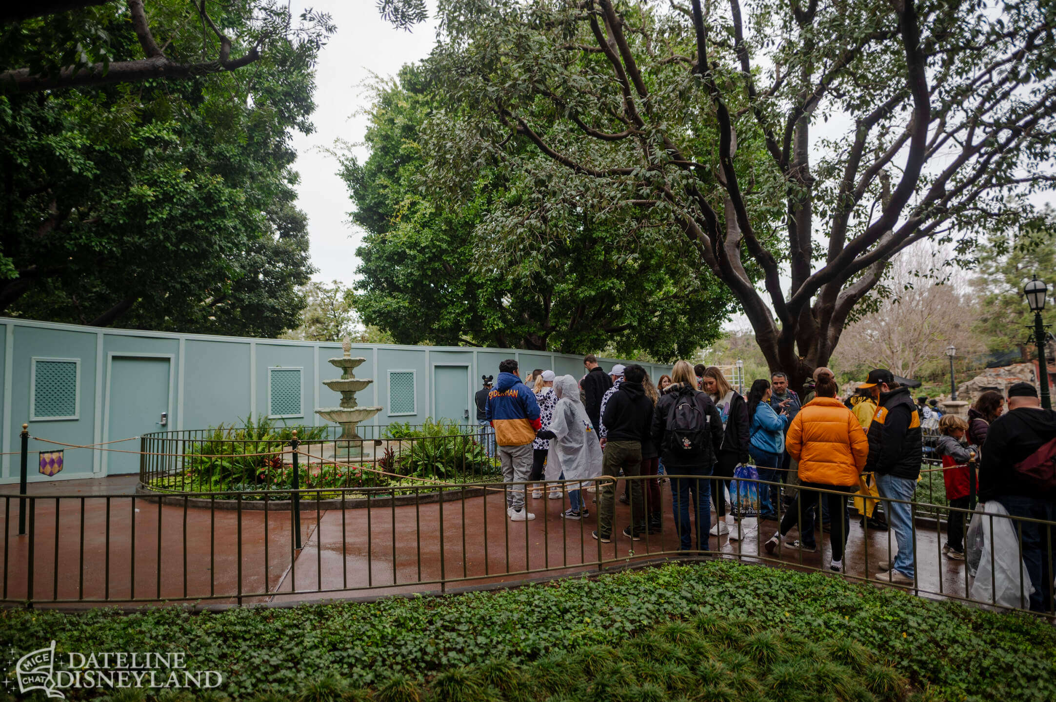 Disneyland Haunted Mansion Queue Expansion Construction Walls DSC_2747 ...