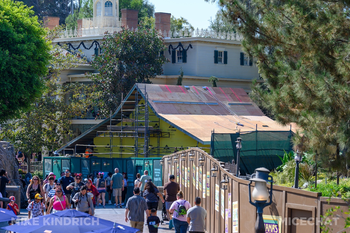 Mike-Kindrich_Disneyland_New-Orleans-Square_Haunted-Mansion_Garden-and-Queue-Remodel-1-of-1-4.jpg